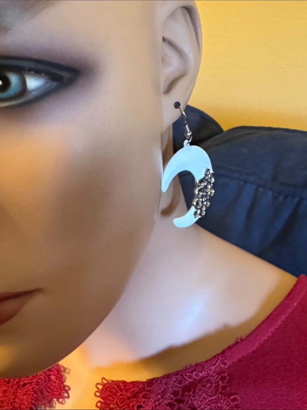 VTG JJ  white enamel crescent moon dangle earrings w/silver tone filigree design